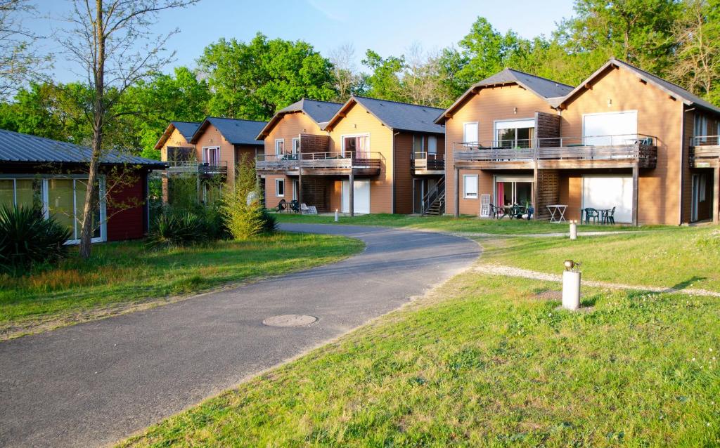 eine Reihe von Häusern auf einer Straße in der Unterkunft Appartement 4 personne sur Parc Vacances Richelieu in Chaveignes