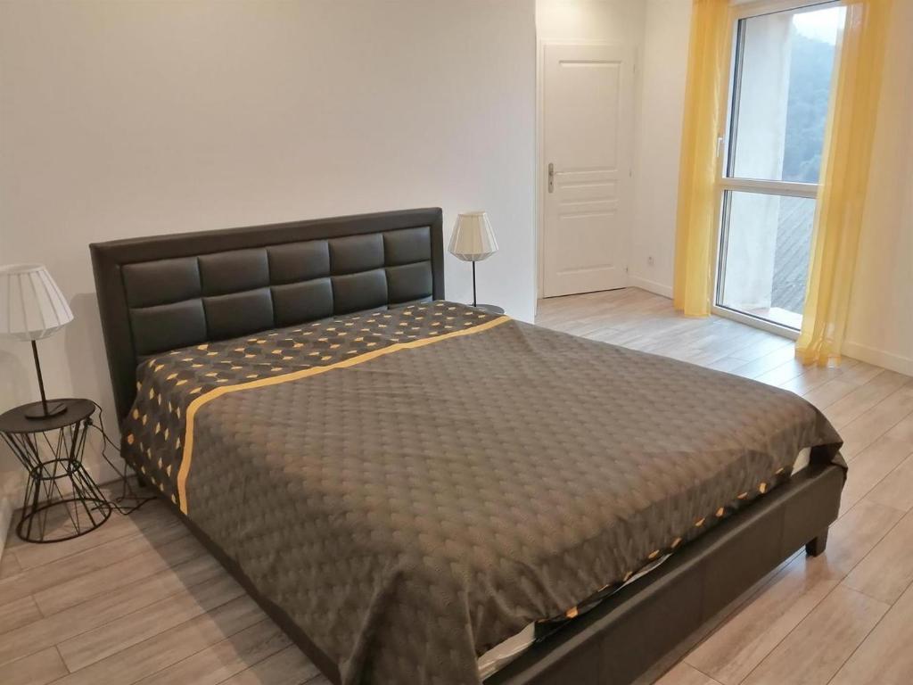 Llit o llits en una habitació de Horizon Caramany : un havre de douceur, vue lac !