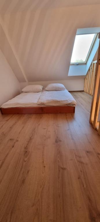 Posteľ alebo postele v izbe v ubytovaní Chatki Niwkii u Zbója Studio z antresolą
