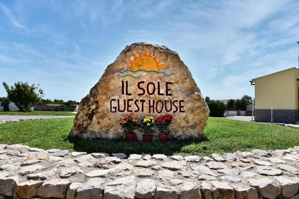 a rock with the words i sold a guest house w obiekcie Il Sole Guesthouse w mieście Porto Torres