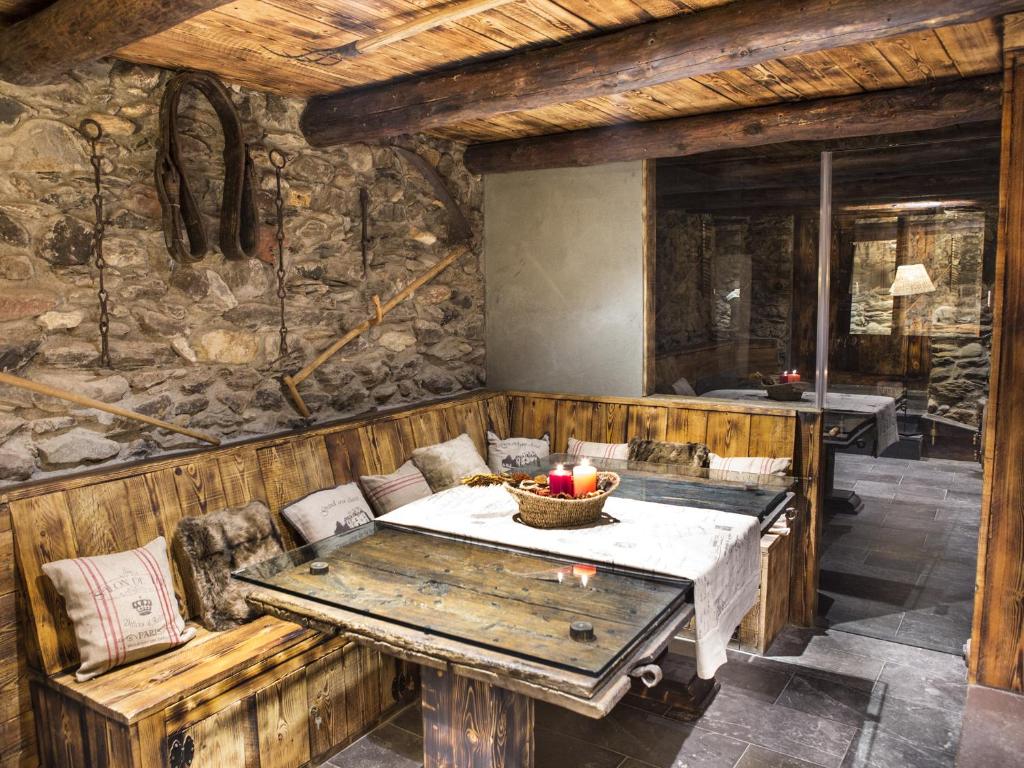 een eetkamer met een tafel en stoelen in een hut bij R de rural - Casa Mariola in Ordino