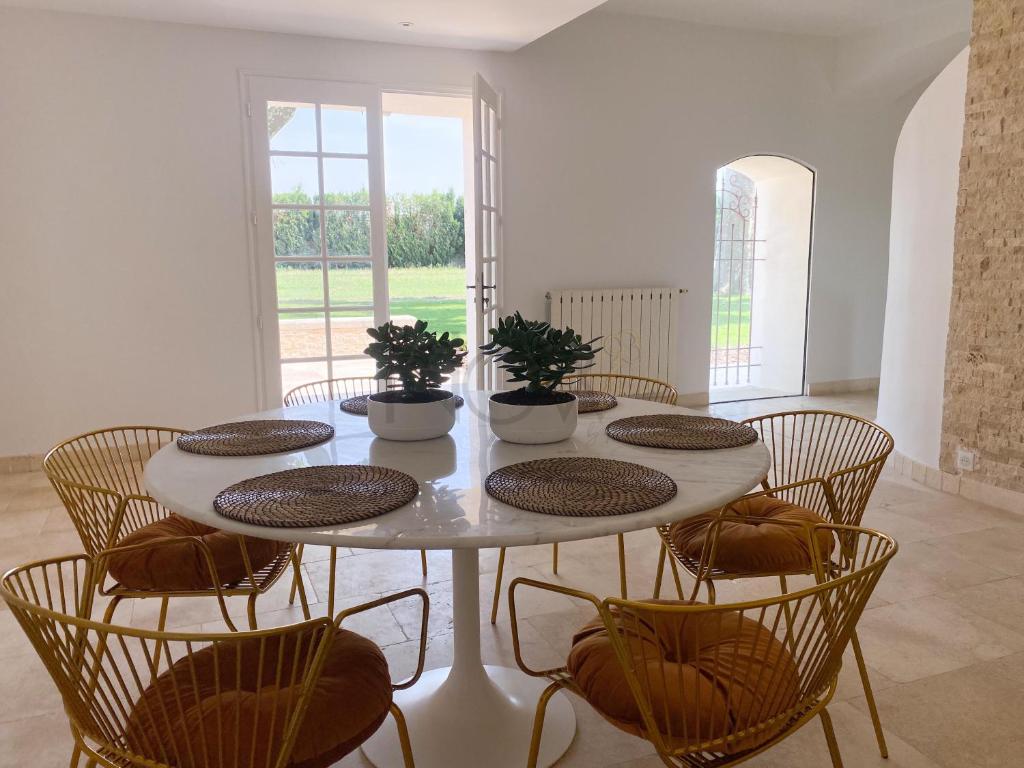 Fotografia z galérie ubytovania Domaine de la Toumanque- Mas provençal rénové- 4 chambres - 14 couchages v destinácii Les Vignères