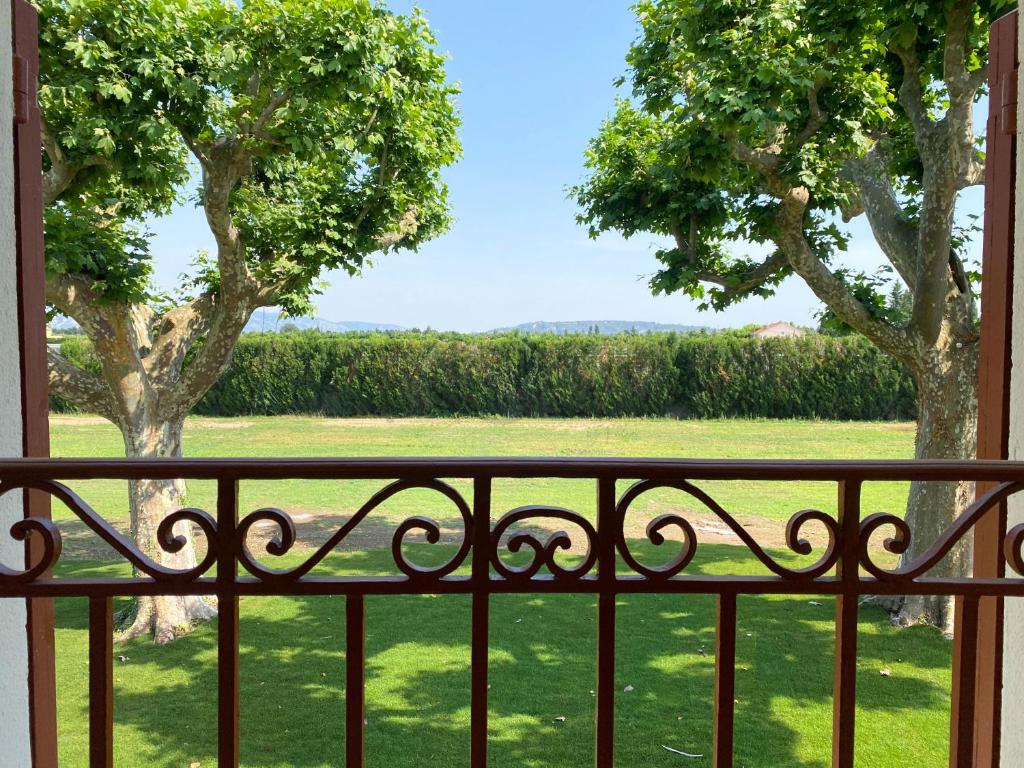 Fotografia z galérie ubytovania Domaine de la Toumanque- Mas provençal rénové- 4 chambres - 14 couchages v destinácii Les Vignères
