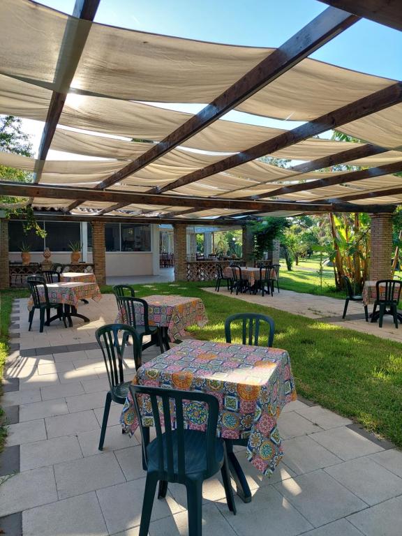 patio ze stołem i krzesłami pod baldachimem w obiekcie Villa Piersepp B&B w mieście Trappitello