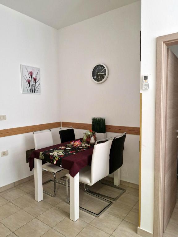 Posedenie v ubytovaní Apartmani Tower