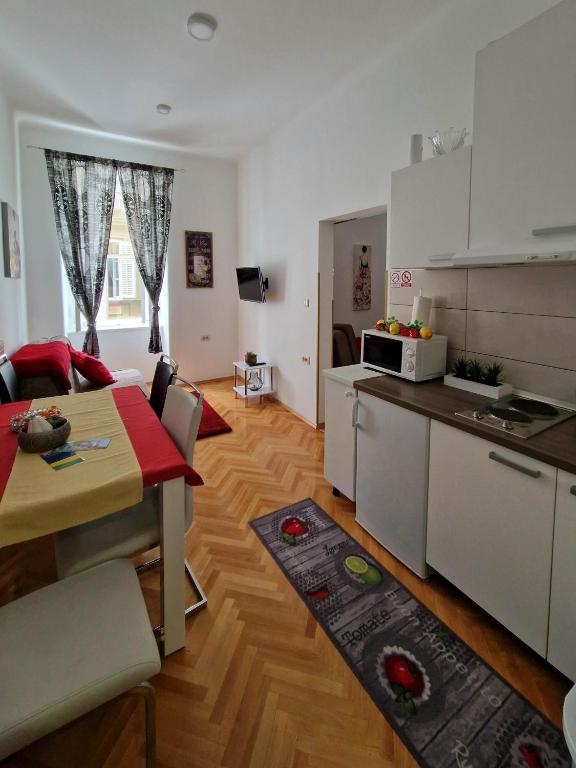 Kuchyňa alebo kuchynka v ubytovaní Apartmani Tower