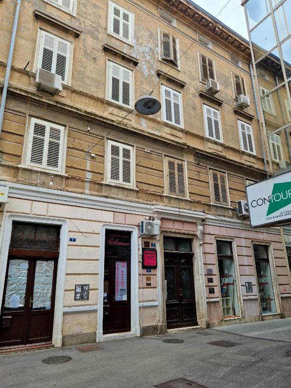 Budova, v ktorej sa apartmán nachádza