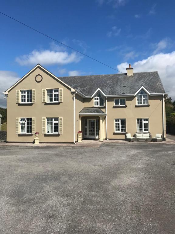 a large house with a large driveway at Kielty's of Kerry Bed and Breakfast in Waterville