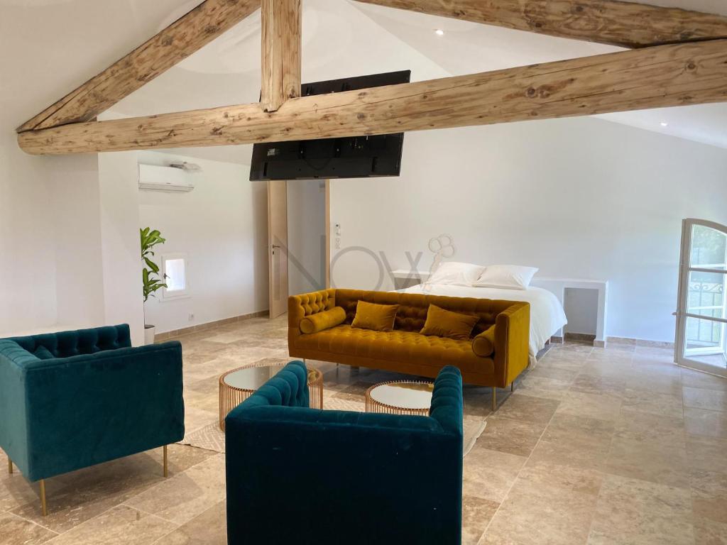 Fotografia z galérie ubytovania Domaine de la Toumanque- Mas provençal rénové- 4 chambres - 14 couchages v destinácii Les Vignères