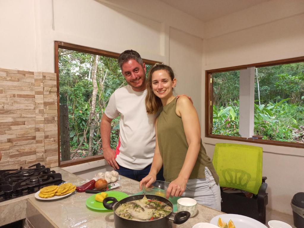 um homem e uma mulher numa cozinha em Casa Chilamates 2.0 em Tortuguero