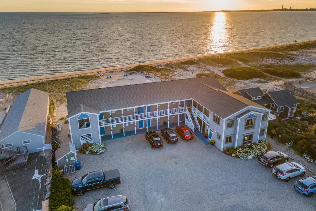 ノース・トゥルーロにあるSandbars Inn IIの駐車場車の上面の景色