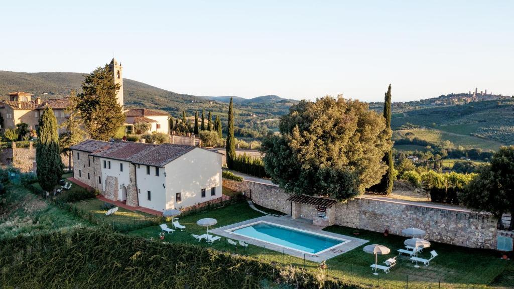 an aerial view of a house with a swimming pool at Agriturismo Castello di Montauto in San Gimignano