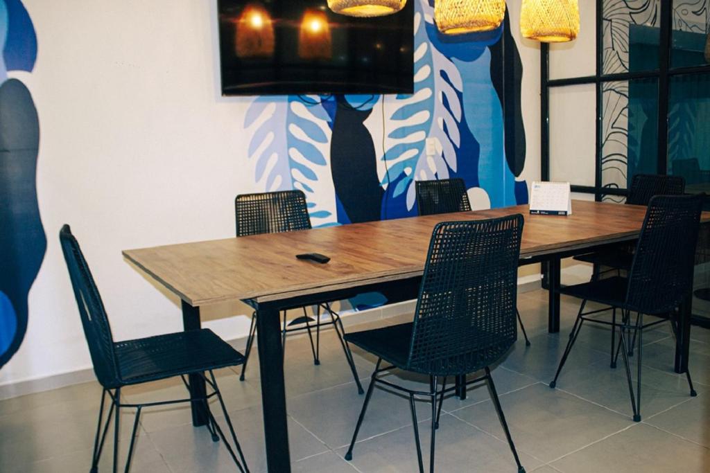 sala konferencyjna z drewnianym stołem i krzesłami w obiekcie Estainn Hotel Coworking w mieście Bogota