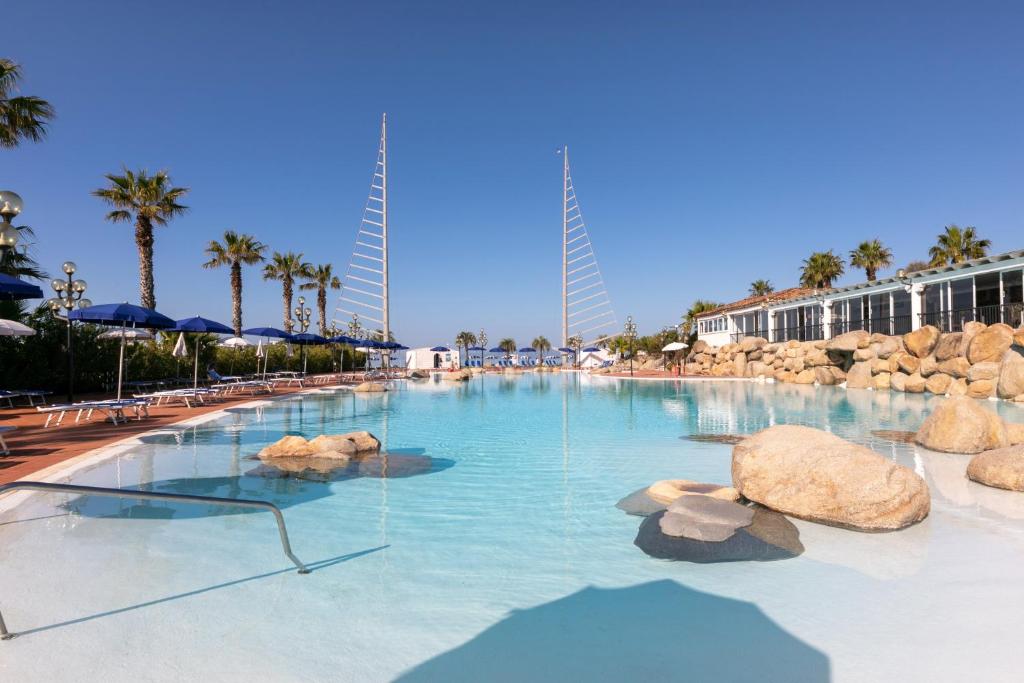 una grande piscina con rocce in acqua di Sighientu Resort a Capitana