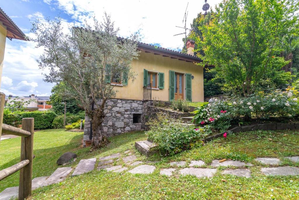ein Haus mit Garten davor in der Unterkunft La dependance immersa nel parco della Villa Isabella in Stresa