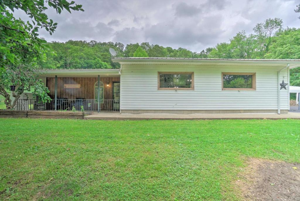 Kolam renang di atau di dekat Quaint Zanesville Home with Game Room and Yard!