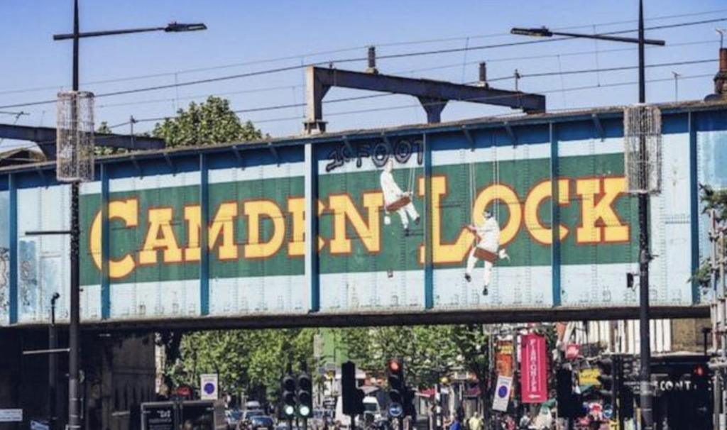 una señal que dice corcho canadiense en un puente en Camden Apartments, en Londres