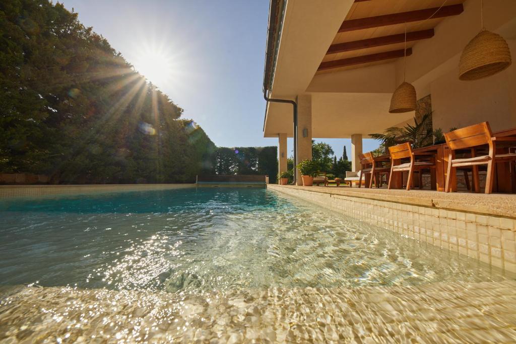 Bazén v ubytovaní Villa Ruby by Cap Vermell Estate alebo v jeho blízkosti