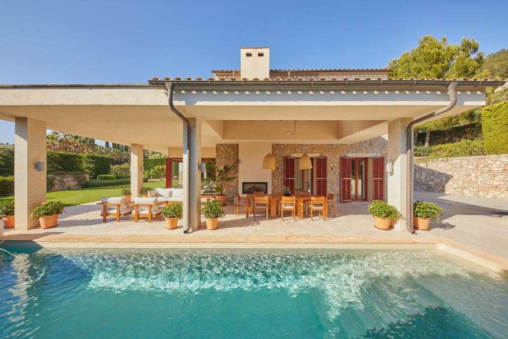 Bazén v ubytovaní Villa Ruby by Cap Vermell Estate alebo v jeho blízkosti
