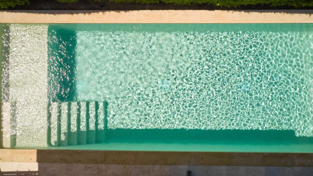 Bazén v ubytovaní Villa Ruby by Cap Vermell Estate alebo v jeho blízkosti