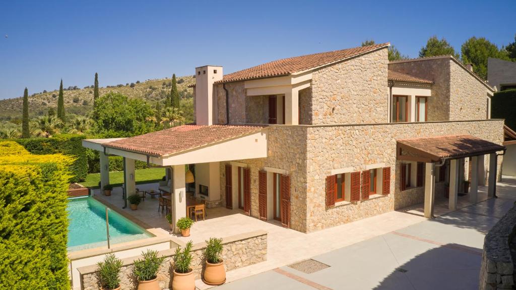 Bazén v ubytovaní Villa Ruby by Cap Vermell Estate alebo v jeho blízkosti