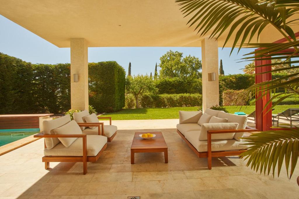 Bazén v ubytovaní Villa Ruby by Cap Vermell Estate alebo v jeho blízkosti