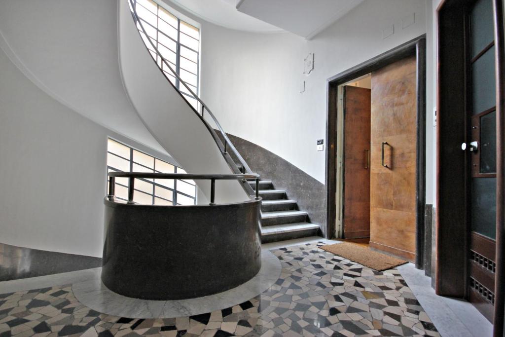 una escalera de caracol en una casa con suelo en Apartment A Casa di Papà, en Roma