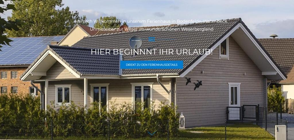 ein Haus mit einem Schild an der Seite in der Unterkunft Das Ferienhaus an der Weser in Bodenfelde