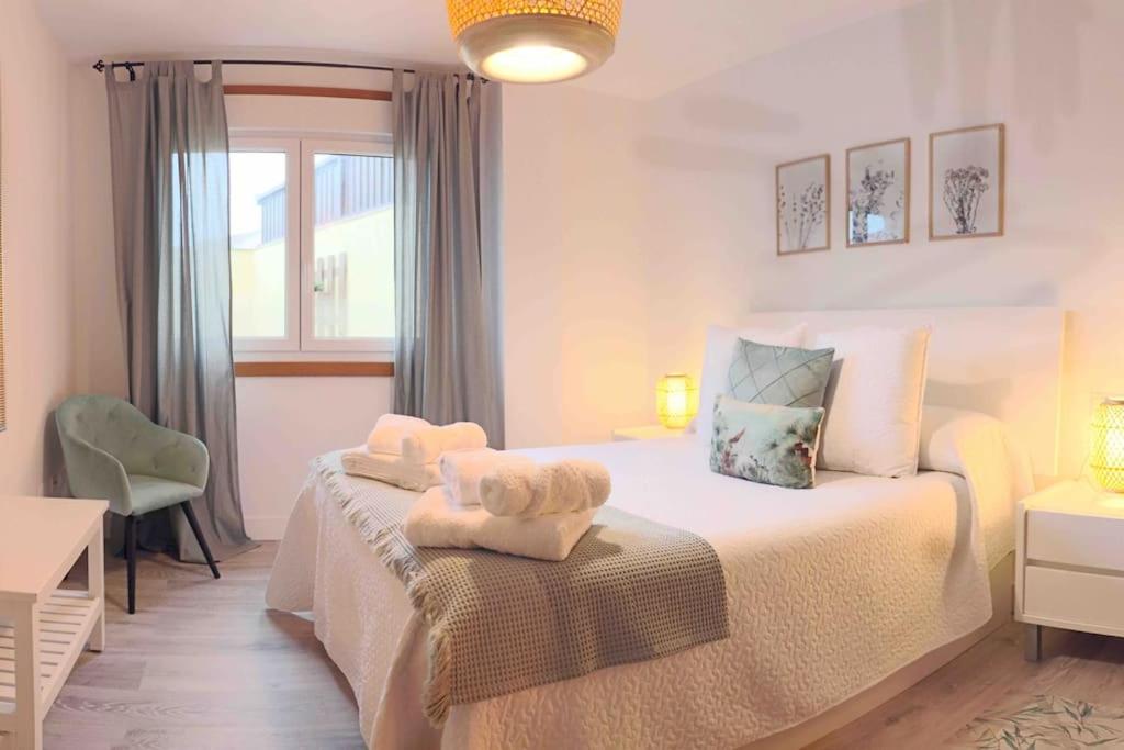 a bedroom with a bed with towels on it at Apartamento Rosalía in Isla de Arosa