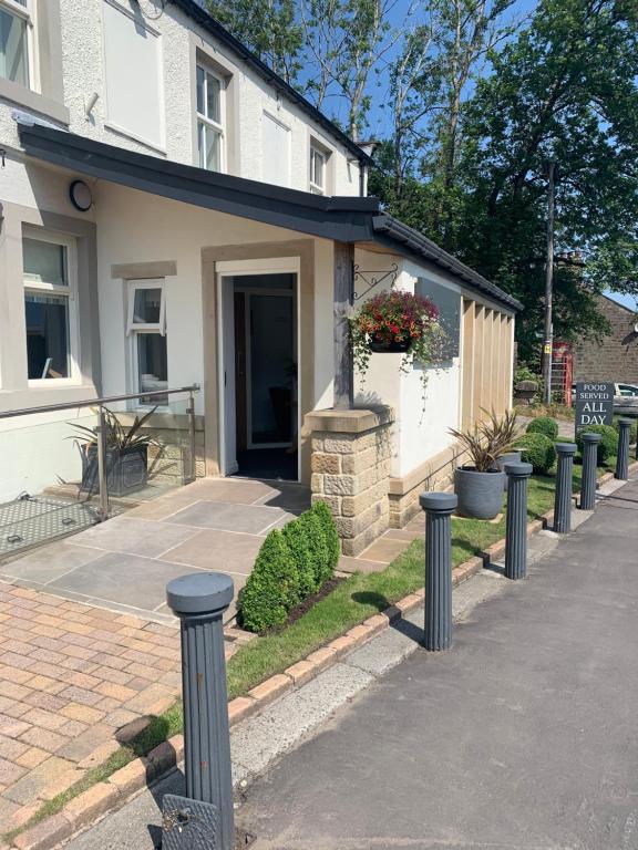 ein Haus mit einer Reihe von Posten davor in der Unterkunft The Craven Heifer Inn in Kelbrook