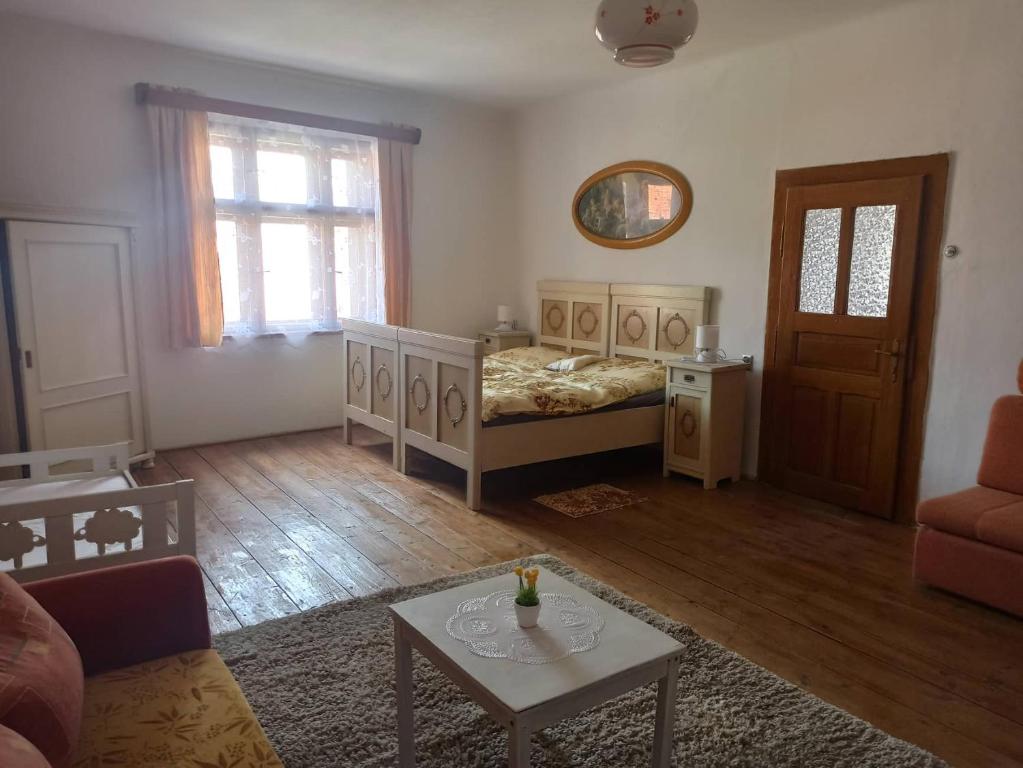 Postel nebo postele na pokoji v ubytování Apartmán Měňany