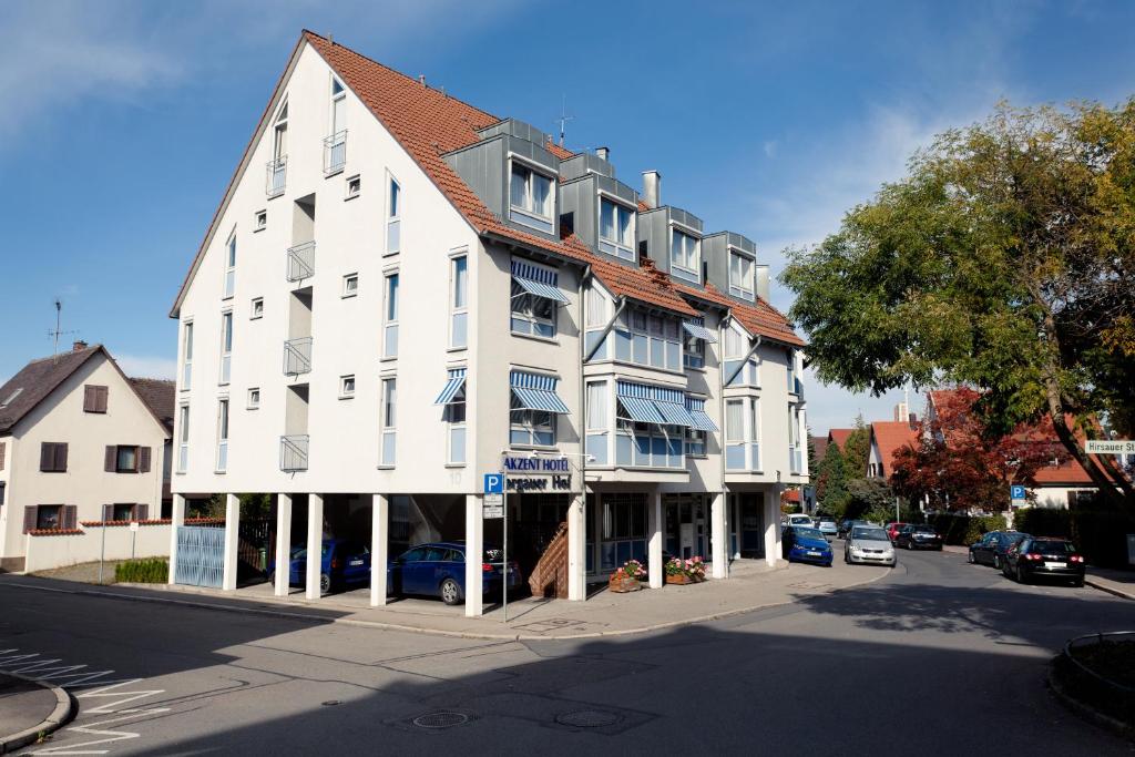 a large white building on the side of a street at Akzent Hotel Torgauer Hof in Sindelfingen