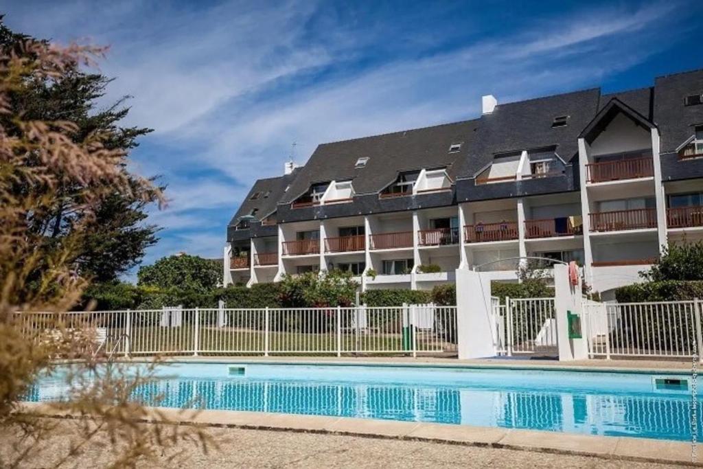 Bazén v ubytování Appart Port haliguen résidence piscine et plage nebo v jeho okolí