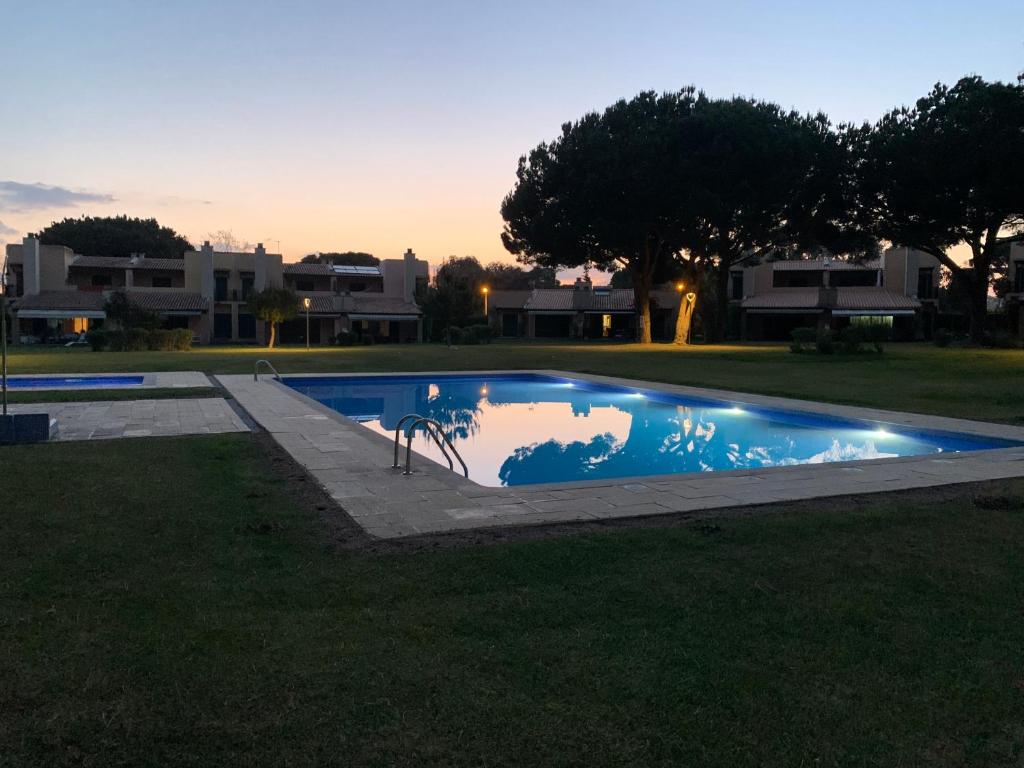 a swimming pool in the backyard of a house at Casa de Férias com piscina - Condominio Vilamouraténis in Vilamoura