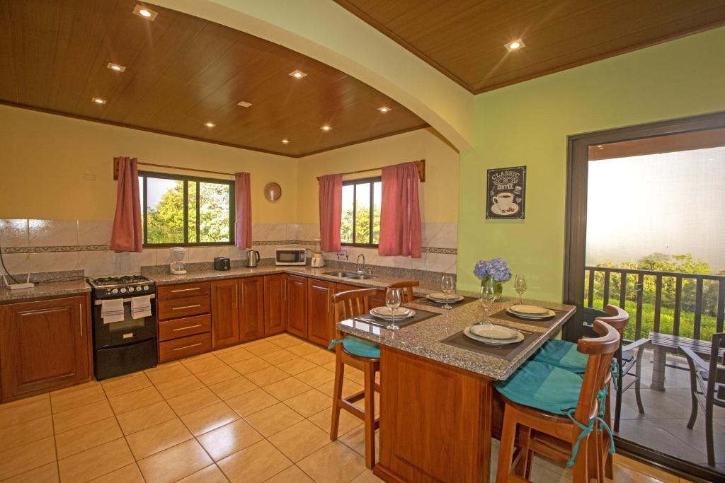Кухня или мини-кухня в Beautiful 2 Bedroom Villa with Private Nature Reserve - Friendship House
