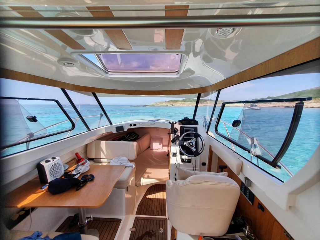 a view of the inside of a boat at Nuit Insolite sur un Bateau in Saint-Florent