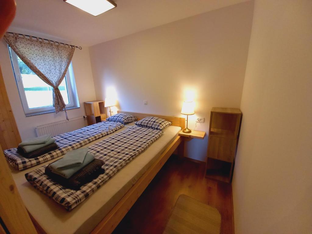 Postel nebo postele na pokoji v ubytování Turistična kmetija Marovt