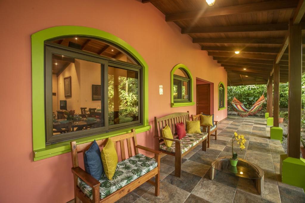 Posezení v ubytování "Hana's Celeste Retreat" Large Modern Villa Sleeps 6 on 20 Acres of Nature!