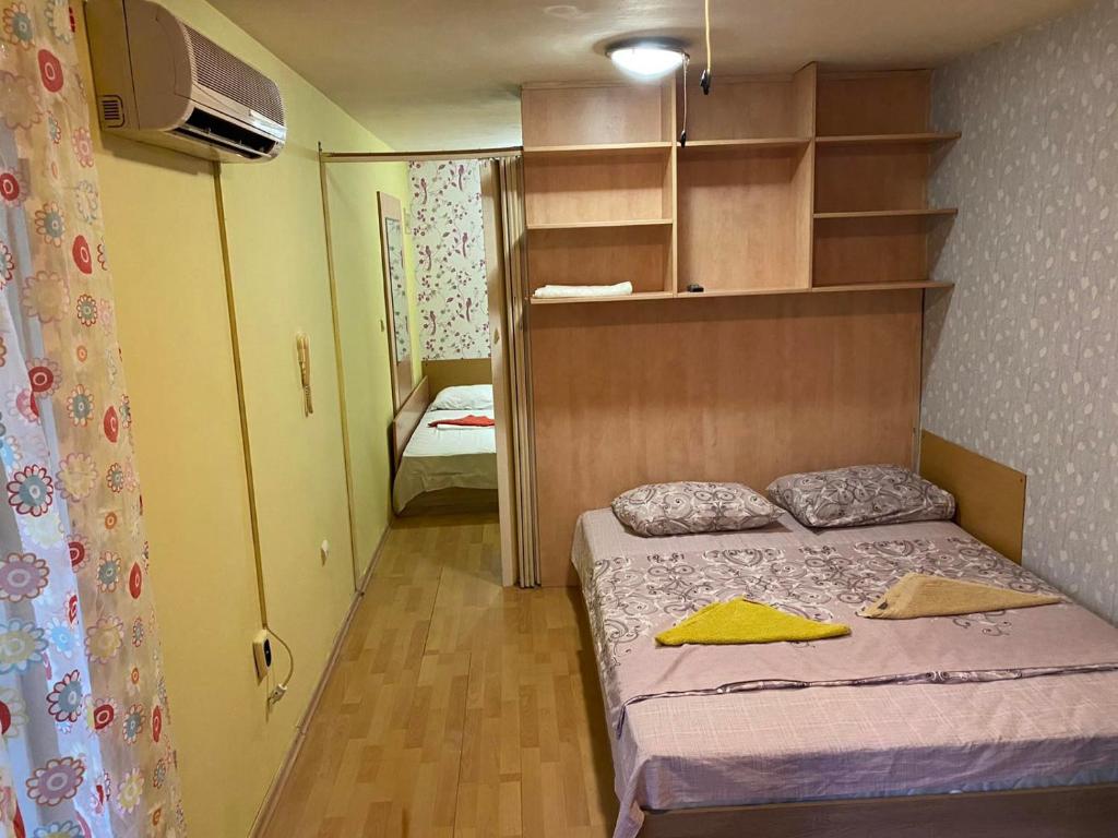 Habitación pequeña con 1 cama y habitación pequeña con 1 dormitorio. en Apartment Karavelov, en Varna