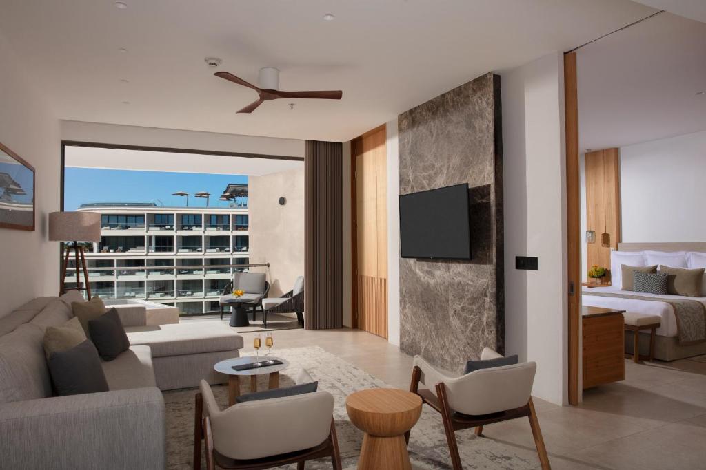 Deluxe Room — balcón con vista a jardines, piscinas o mar