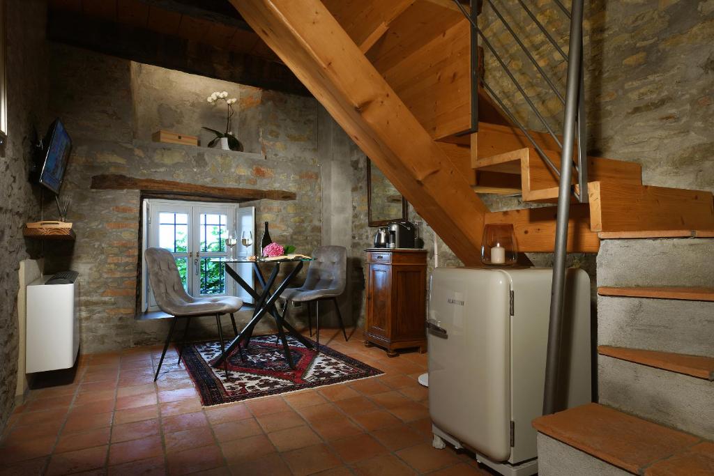 eine Küche mit einem Tisch und einem Kühlschrank im Zimmer in der Unterkunft Cà 'd Calin Casa nel Borgo in Serralunga d'Alba