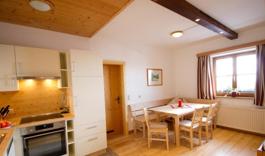 Kuchyň nebo kuchyňský kout v ubytování AlmDorf Tonnerhütte