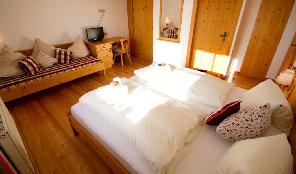 Postel nebo postele na pokoji v ubytování AlmDorf Tonnerhütte