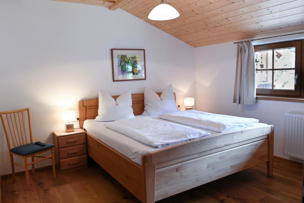 Postel nebo postele na pokoji v ubytování Ferienwohnung Dichtlbauer