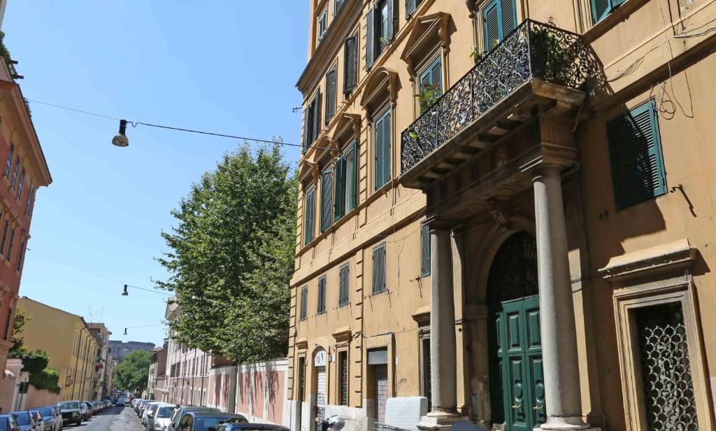 a building with a green door on a street at Apartment - Laterano 85 in Rome