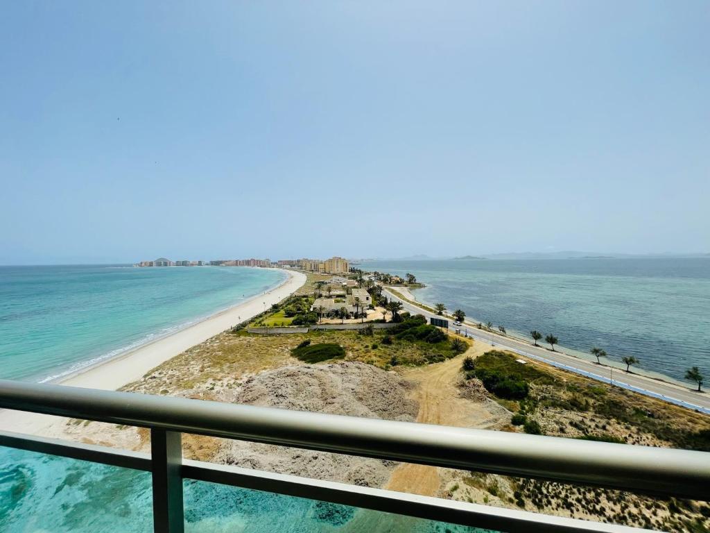 - un balcon offrant une vue sur la plage dans l'établissement Libertad Dos Playas, à La Manga del Mar Meno
