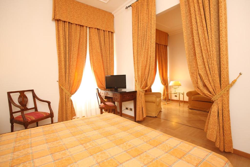 Телевизор и/или развлекательный центр в Grand Hotel Villa Balbi