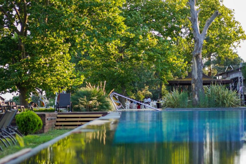 un tobogán en medio de una piscina en PİA MARE OTEL, en Gündüzlü