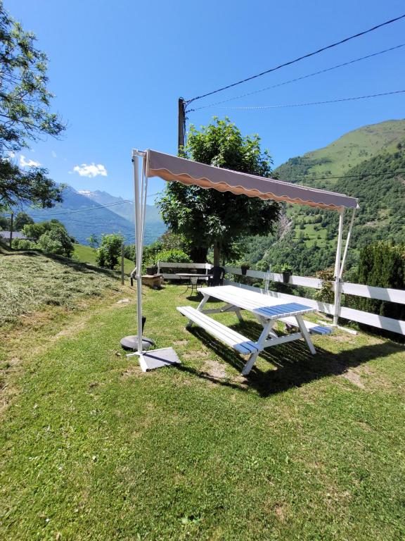 ViellaにあるGite Esliasの柵の横の芝生のピクニックテーブル