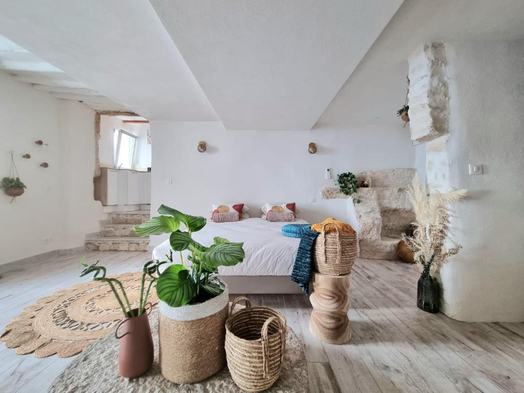 a bedroom with a bed with plants in it at Mare è rocca in Bonifacio